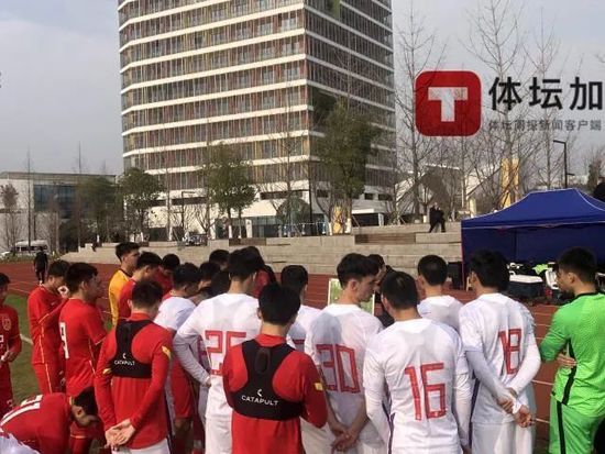 因为爸爸萧常坤不愿意出来找妈妈，于是她只能和叶辰计划兵分两路，一个去找棋牌室，一个去找美容院。